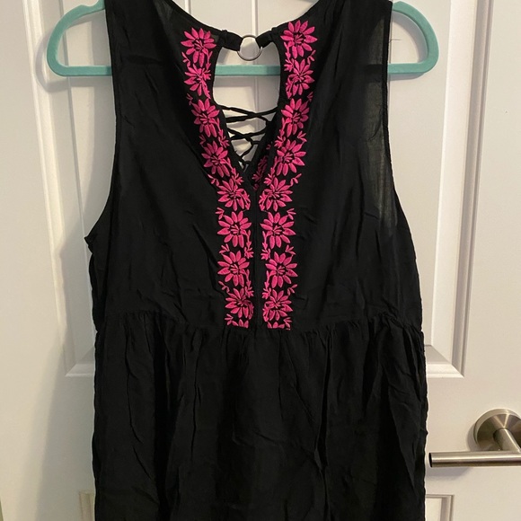 ❌SOLD❌ BLACK & PINK EMBROIDERED CHALLIS TANK - Picture 4 of 6